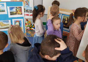 Dzieci oglądają galerię obrazów